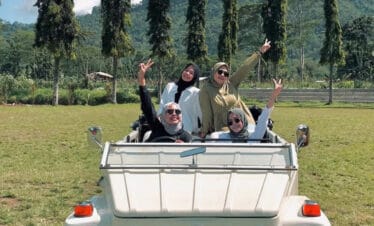 Experience Yogyakarta's Best in One Day: Merapi Jeep and Borobudur Volkswagen Safari