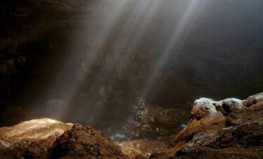 Menjelajahi Goa Jomblang: Petualangan Paling Seru di Gunung Kidul