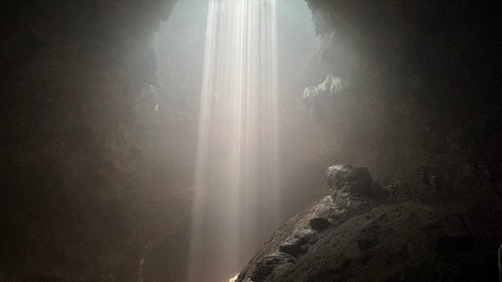 Menguak Keindahan Tersembunyi Goa Jomblang: Panduan Lengkap