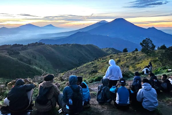 Temukan Keindahan Pegunungan dalam Perjalanan Berkemah dan Hiking Merbabu Prau Petualangan Selama 5 Hari bersama Malioboro Travel