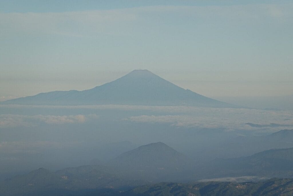 Mendaki Gunung Sumbing 1 Hari: Kenalan dengan Budaya Lokal di Jalur Nepal Van Java