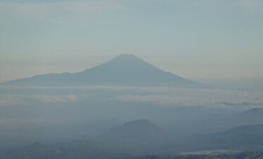 Mendaki Gunung Sumbing 1 Hari: Kenalan dengan Budaya Lokal di Jalur Nepal Van Java