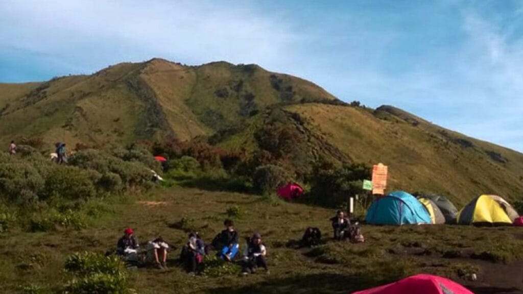 Siap Menaklukkan Gunung Merbabu: Tips Hiking dan Camping untuk Itinerary 2H1M