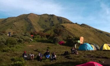 Siap Menaklukkan Gunung Merbabu: Tips Hiking dan Camping untuk Itinerary 2H1M