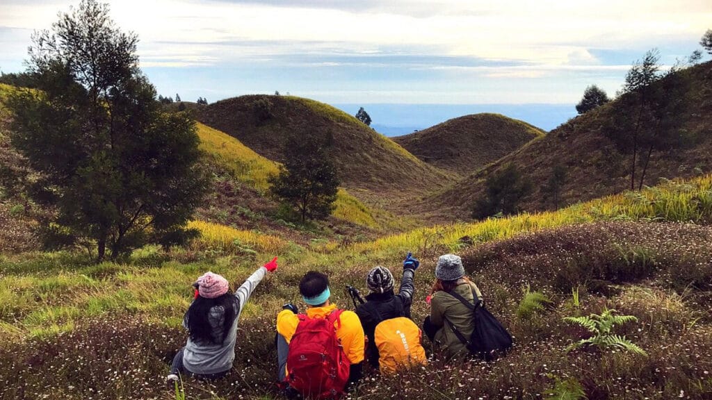 Rasakan Sensasi Mendaki dan Berkemah di Merbabu dan Prau Selama 4 Hari