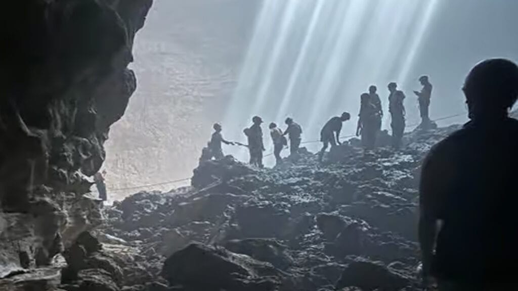 Masuki Dunia Penuh Keajaiban: Tur Goa Jomblang dan Goa Pindul di Gunung Kidul