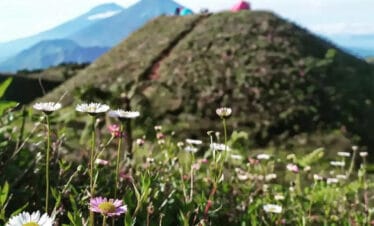 Abadikan Pemandangan Menakjubkan Merbabu dan Prau dalam Ekspedisi Mendaki dan Berkemah 4 Hari