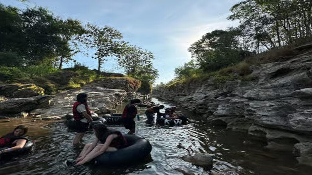 Menjelajah Kedalaman: Eksplorasi Goa Jomblang dan Goa Pindul di Gunung Kidul