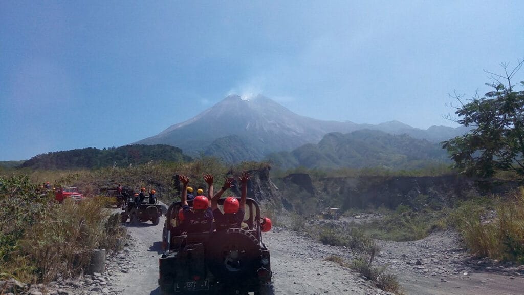 Dari Gunung Berapi Aktif ke Air Terjun yang Tenang: Ekskursi Jeep Merapi ke Kedung Kayang