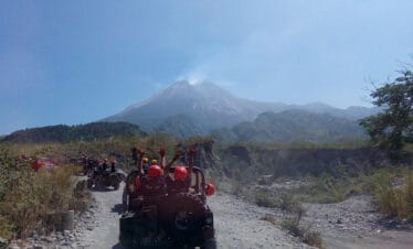 Dari Gunung Berapi Aktif ke Air Terjun yang Tenang: Ekskursi Jeep Merapi ke Kedung Kayang