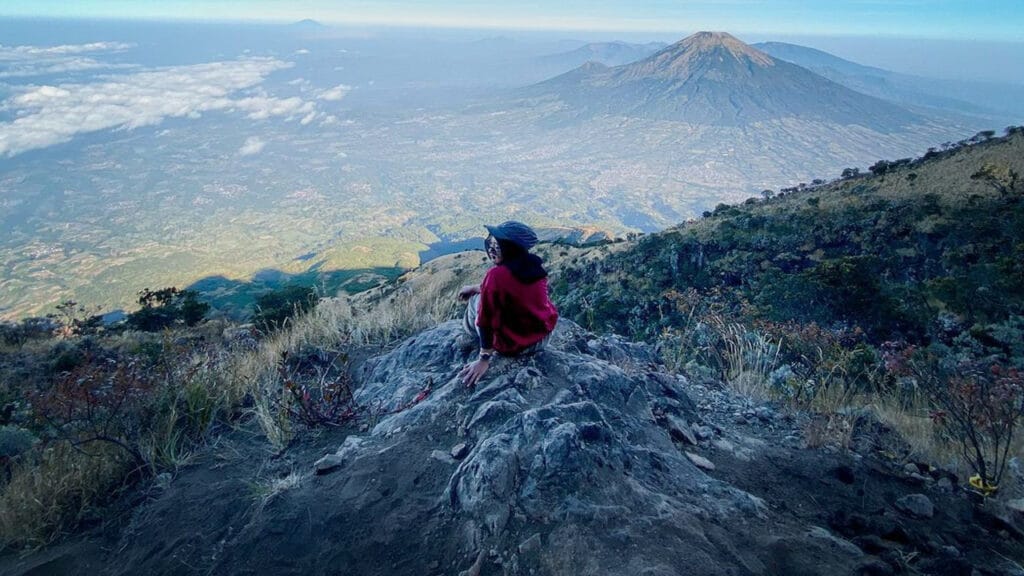 Lepaskan Diri dari Kota dan Mendaki Gunung Sumbing: Itinerary Hiking dan Camping 2 Hari
