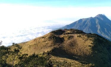 Temukan Kedamaian Megah Gunung Merbabu dalam Trek Sehari dari Yogyakarta