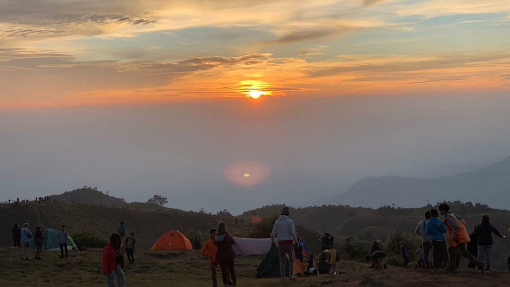 Lepaskan Jiwa Petualangmu: Mendaki dan Berkemah di Merbabu dan Prau Selama 4 Hari