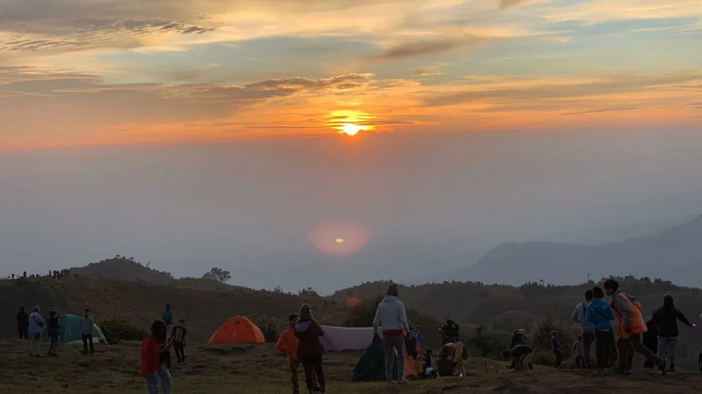 Lepaskan Jiwa Petualangmu: Mendaki dan Berkemah di Merbabu dan Prau Selama 4 Hari